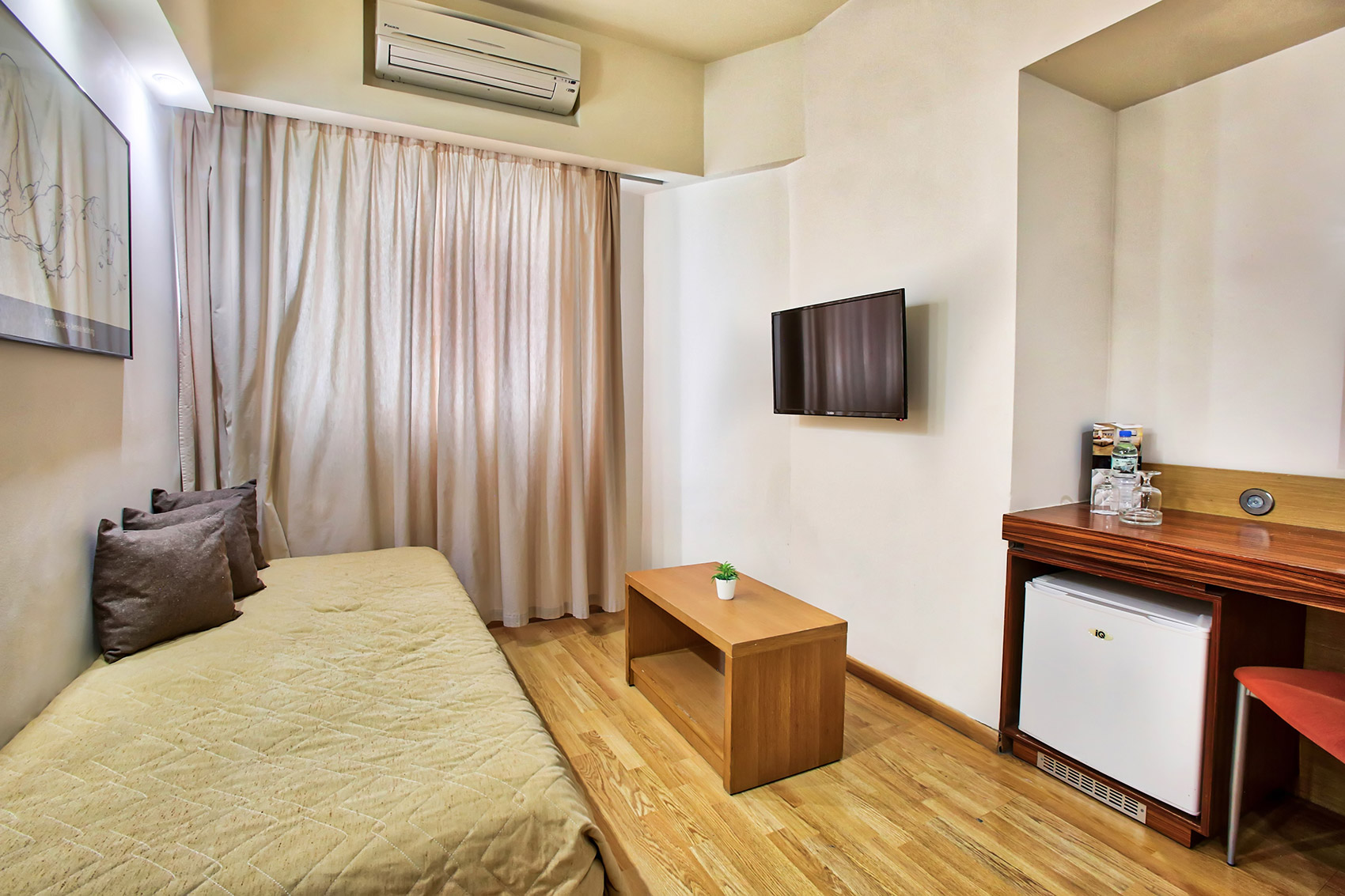 capsis hotels 1-FAMILY-SUITE-LIVING-ROOM--INTERNET